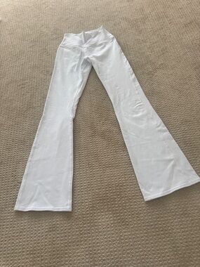 ALO Yoga White Bootleg  
Leggings